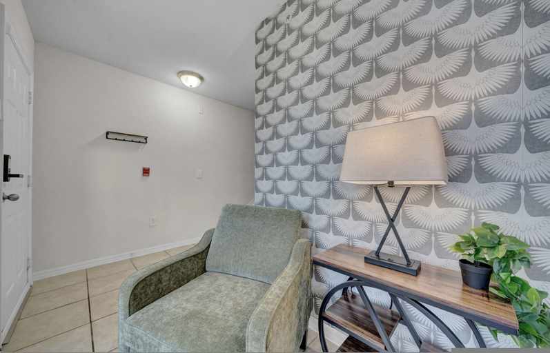 Room 2, Modern 2BR 2BA Pool Gym Near Airport 8, Hillsborough