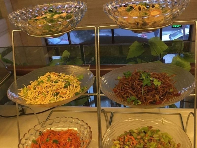 Food & Drinks 5, GreenTree Inn Qingdao Wuyishan Road Jiashike Shopping Center, Qingdao