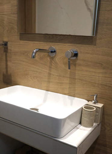 Bathroom 2, Albertoshouse, Thessaly
