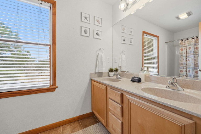 Bathroom 2, Golf & Surf 7BR: Private Pool, 5 Min to Beach, Currituck
