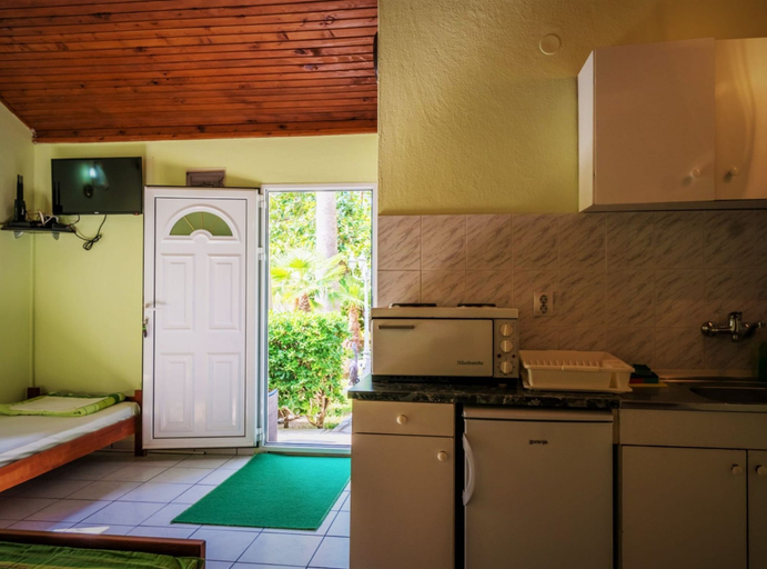 Private kitchen, Nirvana Apartments & Auto Camp