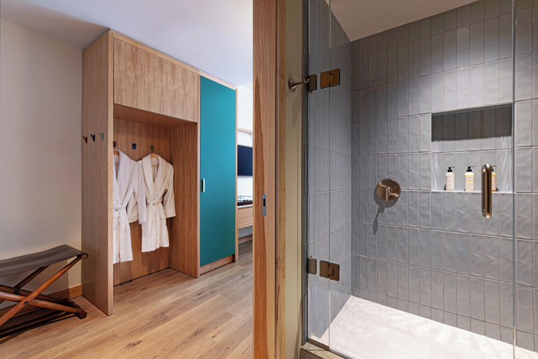 Bathroom 3, The Compton, Benton