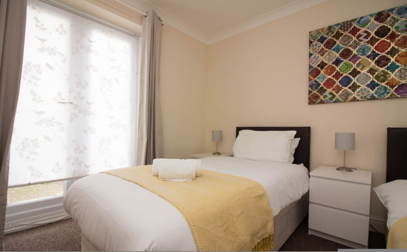 Room 3, Southampton House - 2 Bedroom Accommodation, Southampton