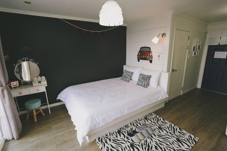 Bedroom 1, Mud AM, Taean