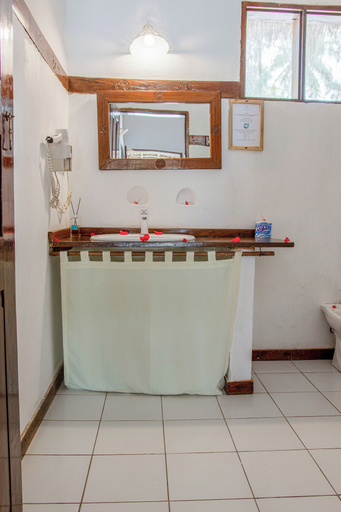 Bathroom 5, Hakuna Majiwe Beach Lodge, Kusini