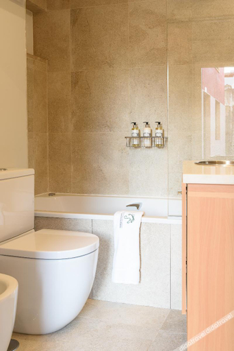 Bathroom 4, Sitio dos Cavaleiros Apartments, Lisbon