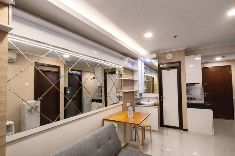 Living Room 4, 4 Pax Homey and Warm 2BR at Gateway Pasteur Apartment By Travelio, Bandung