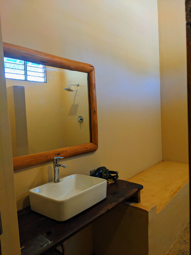 Bathroom 4, Hapahapa Zanzibar bungalows, Kaskazini 'B'