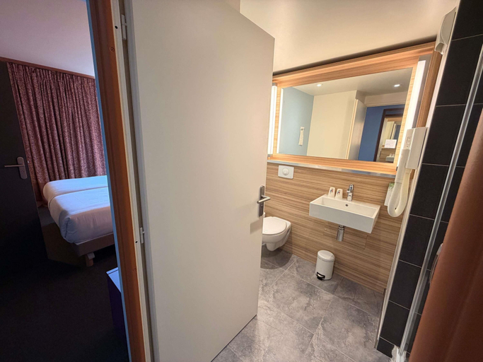 Bathroom 5, ibis Styles Alès Centre Cévennes, Gard