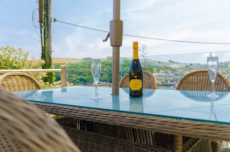 Room 2, Entire Victorian Schoolhouse With hot tub and Harbour Views, Cornwall