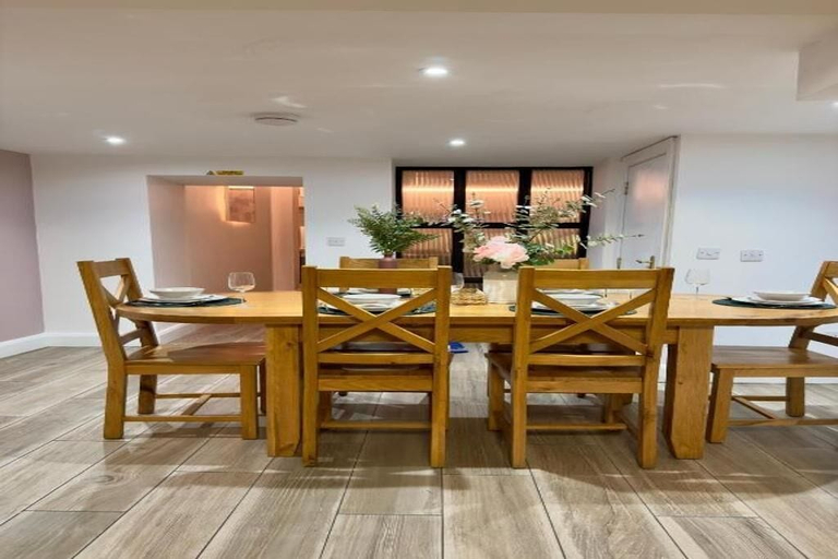 Others 4, Stylish City Centre Hideaway & Hot Tub