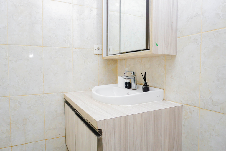 Bathroom 4, 2 Pax Neat Studio at Tamansari The Hive Apartment By Travelio, East Jakarta