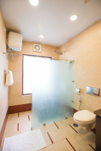 Bathroom 3, ELIVAAS Lakeview Manor 5 BHK, Nainital