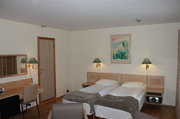 Others 2, Mitt Hotell, Moss