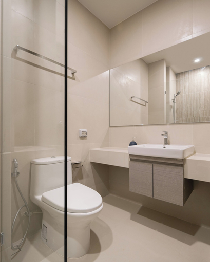 Bathroom 5, Hampton Sriracha, Si Racha