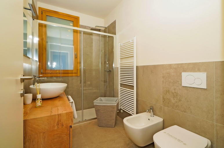 Bathroom 3, La Fontanina, Brescia