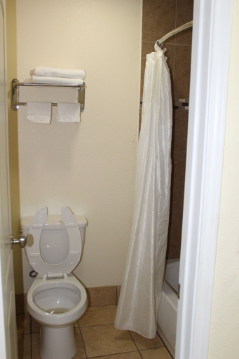 Bathroom 3, EverGreen Inn & RV, Winn