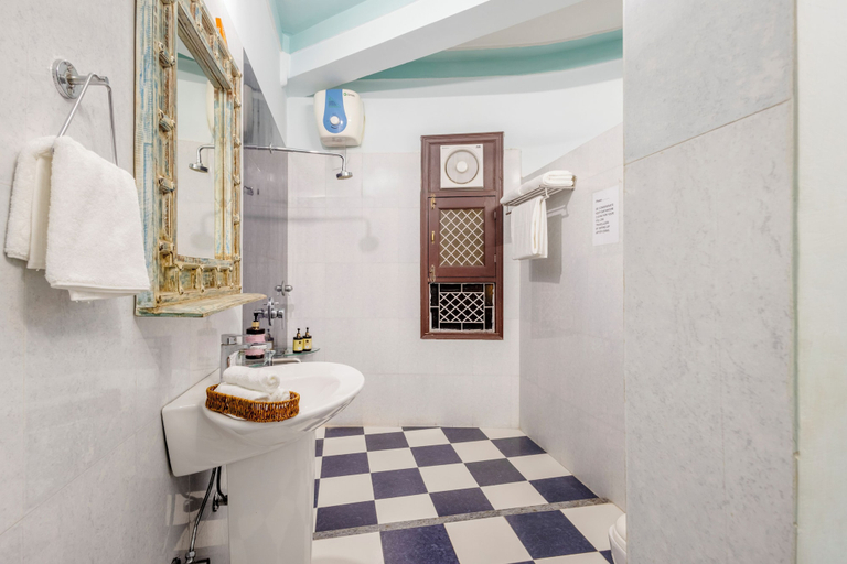 Bathroom 2, Alaya Stays Abhimanyu Mansion Topaz 2BHk, Udaipur