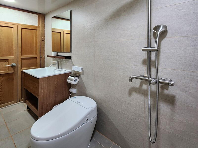 Bathroom 3, Hotelarrive Taean Tiann Hanokbeachresort, Taean