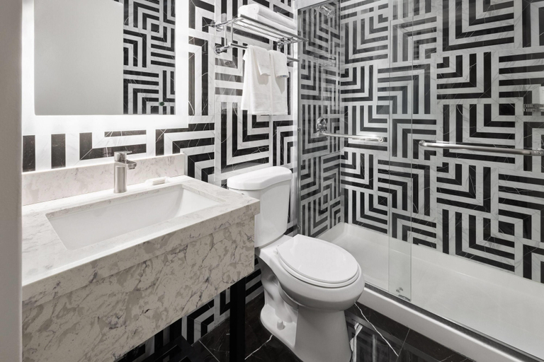 Bathroom 4, Super 8 By Wyndham Bronx Near Stadium, New York