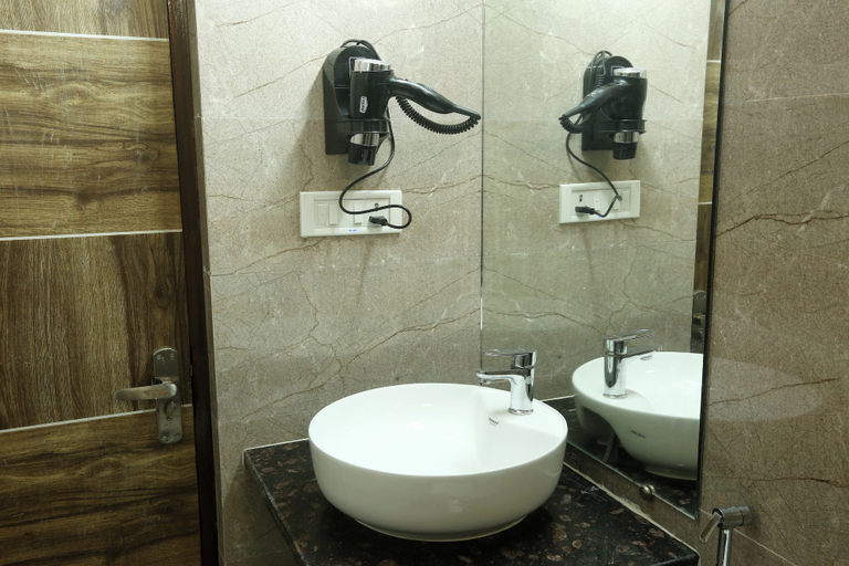 Bathroom 5, Hotel Volga Deluxe, Delhi