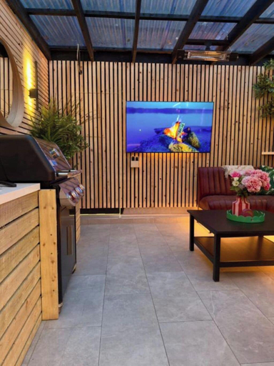 Others 5, Stylish City Centre Hideaway & Hot Tub