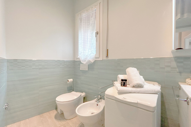 Bathroom 3, Torre Sea-view Apartment, Savona