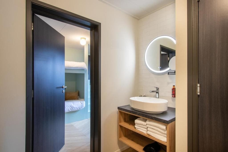 Bathroom 2, Grand Cafe Hotel van der Meer, Dongeradeel