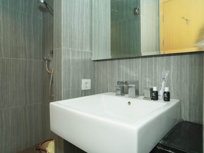 Bathroom 5, Chic and Warm Studio with Super King Bed at Capitol Suites Apartment By Travelio, Jakarta Pusat