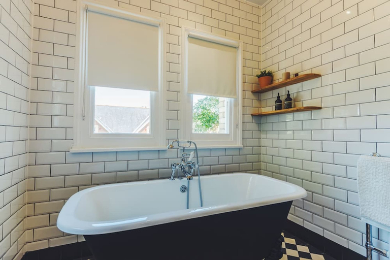 Room 5, Entire Victorian Schoolhouse With hot tub and Harbour Views, Cornwall
