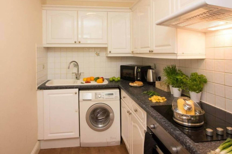 Room 2, Southampton House - 2 Bedroom Accommodation, Southampton