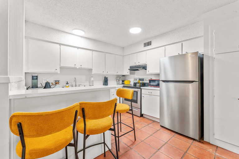 Room 4, Prime Soco Airy 1BR King Suite w Pool Parking, Travis