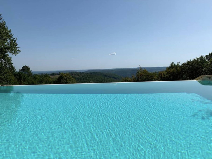 Room 3, Luxury Secluded Chateau With Pool and hot tub, Dordogne