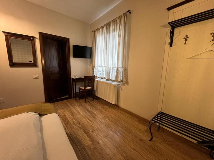 Others 5, Piazzetta, Bacau