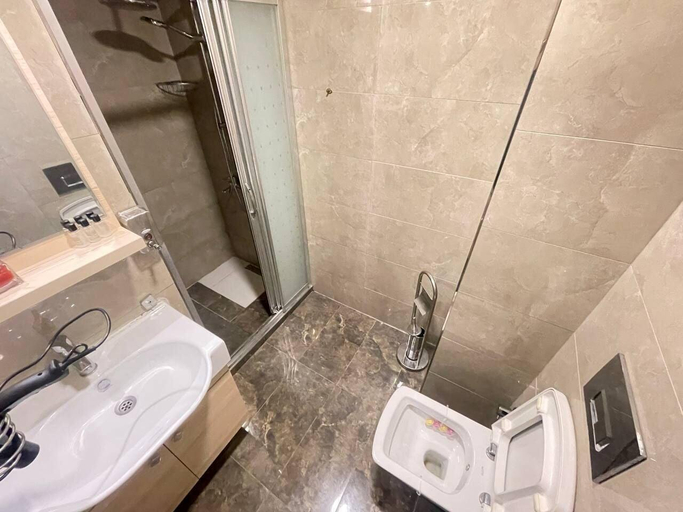 Bathroom 5, Al Khaleej Hotel, Beyoğlu