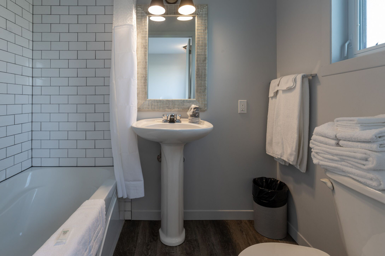 Bathroom 3, Le Fraser Motel, Rivière-du-Loup