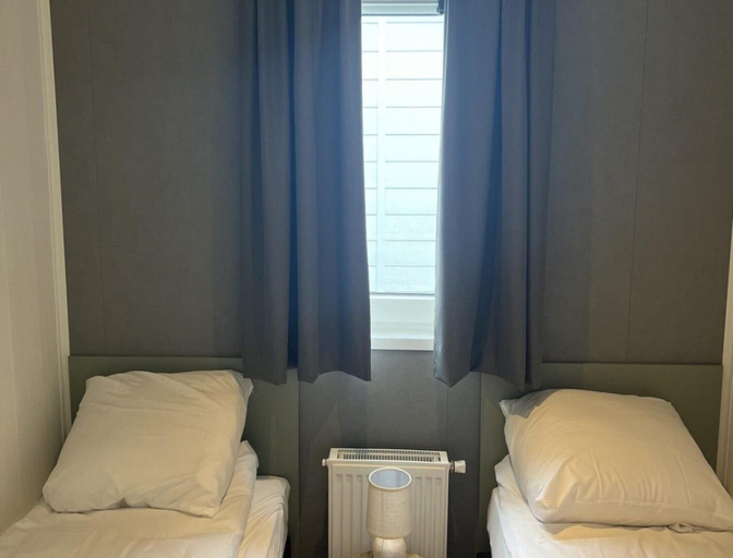 Room 5, Stylish Beachside Lodge for 6, Tholen