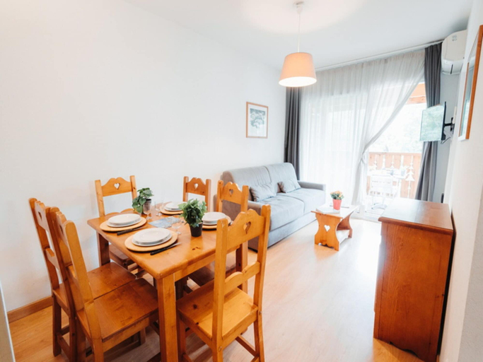 Dining 4, Corsican Apartment Near Sandy Beaches, Ariège