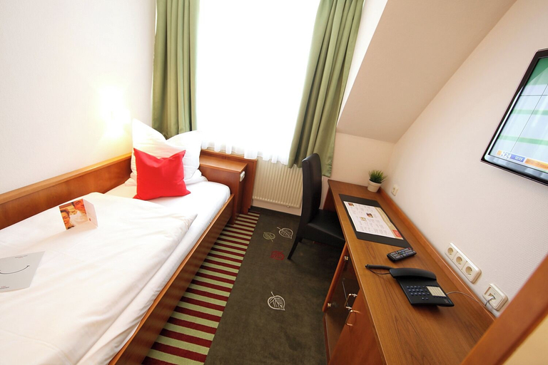 Bedroom 5, Schieners Hotel und Apfelhof, Donau-Ries