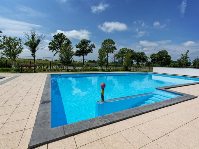 Pool, Spacious Chalet With Pool for 4, Graft-De Rijp