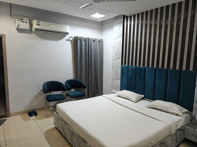 Room 5, Collection O Sector 5 Chandigarh, Sahibzada Ajit Singh Nagar