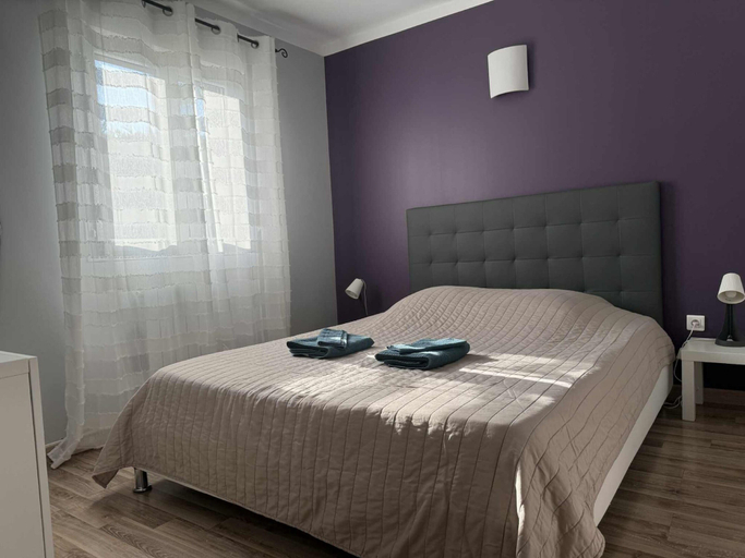Room 3, Villa Alba: Sunlit Comfort in Lirac, Gard