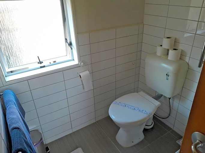 Bathroom 5, 747 Motel Wellington, Wellington