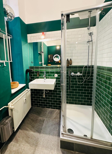 Bathroom 2, Urbn Dreams IV, Berlin
