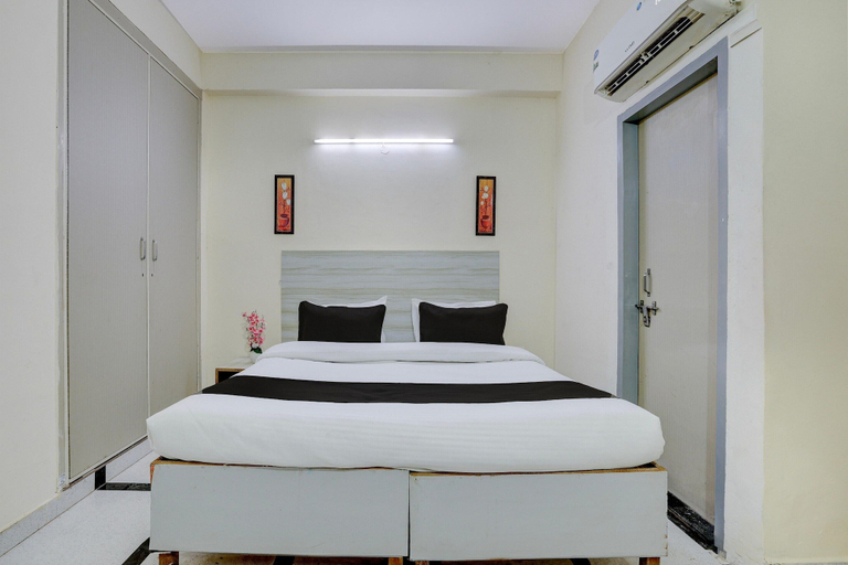 Room 5, Classic With Balcony O DLF Phase 1, Gurgaon