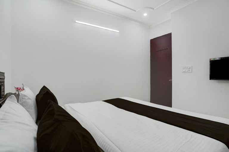 Room 4, Classic With Balcony Huda Market Sector 46, Gurgaon