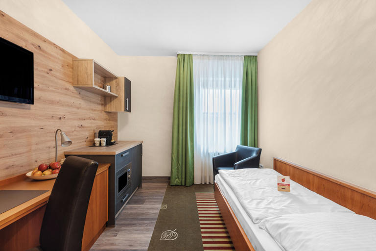 Bedroom 3, Schieners Hotel und Apfelhof, Donau-Ries