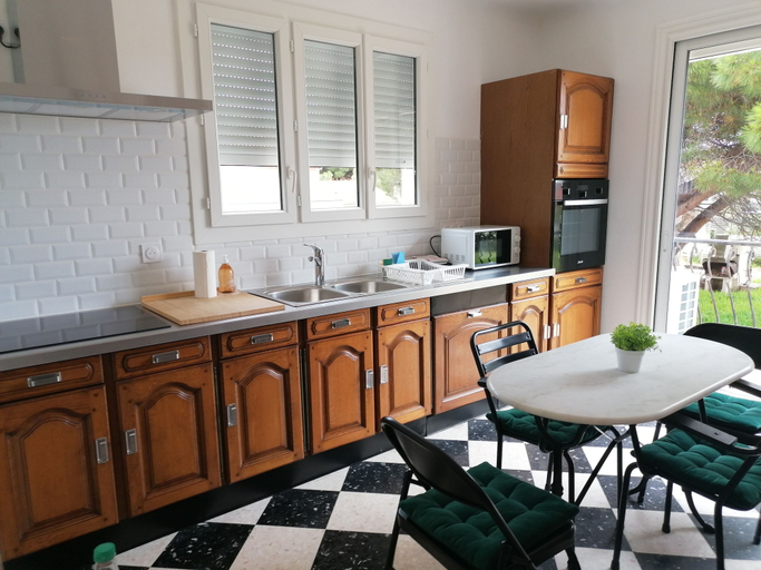 Private kitchen 2, GRANDE VILLA PROCHE MER WIFI PARKING, Hérault