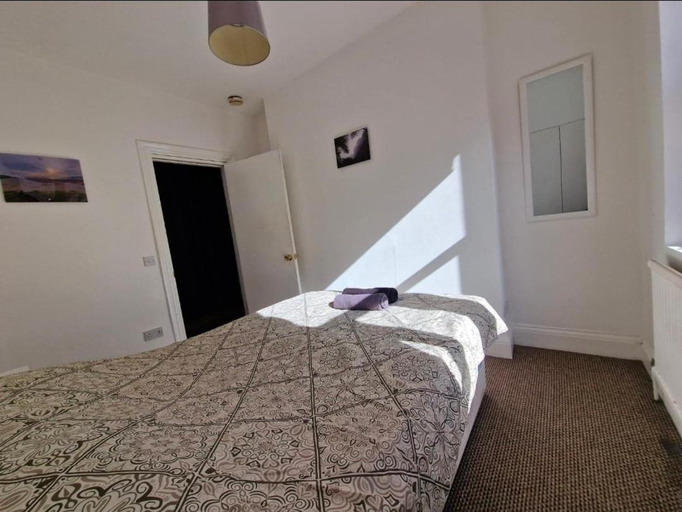 Bedroom 3, Bright Double Bedroom in King's Cross St Pancras Eurostar, London