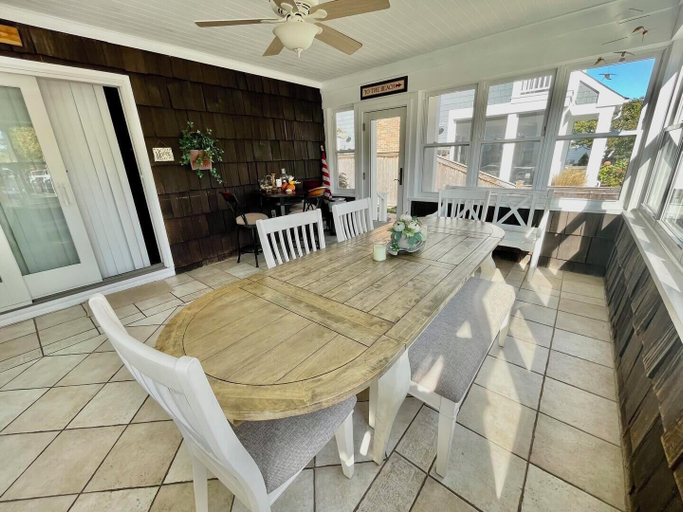Outdoor dining, Scarborough Avenue 309, Sussex